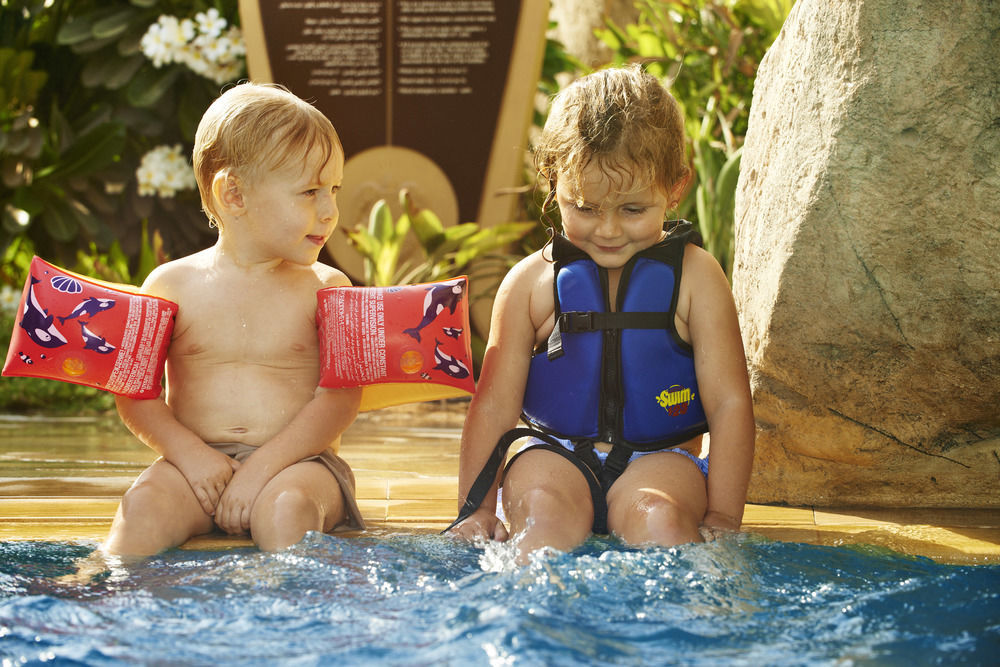 ソフィテル ドバイ パーム アパートメンツ エクステリア 写真 Children wearing swim vests